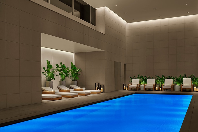 高窓から自然光が空間全体に広がるプライベートプールエリア。