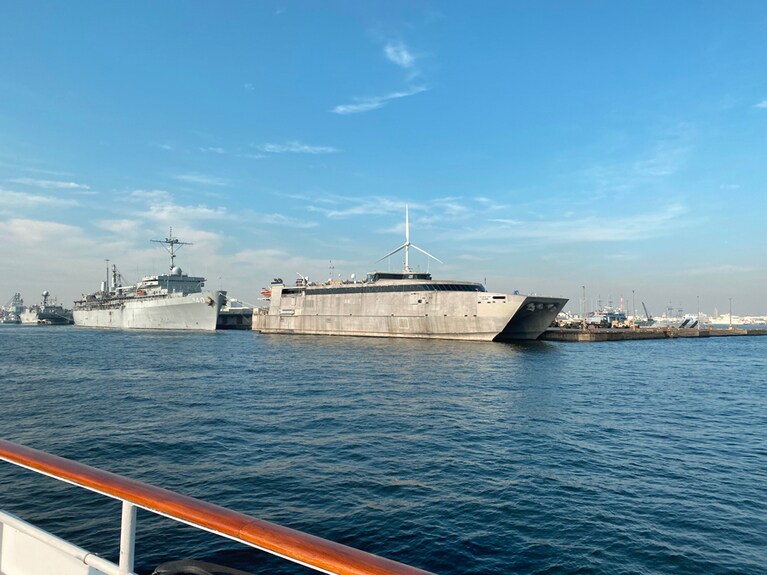 向こう岸はアメリカ！　高速輸送艦に遭遇することも。