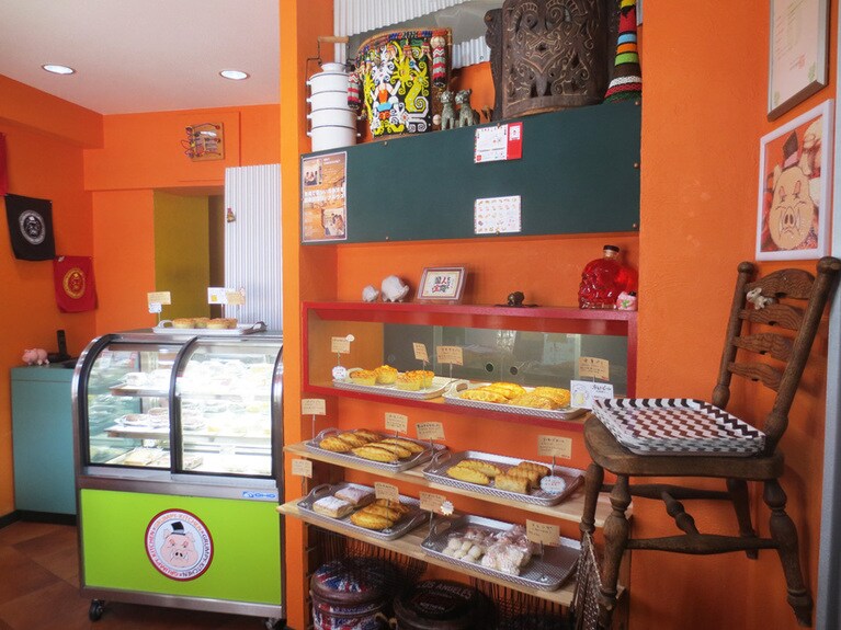 グラエムさんが働いた各地の雑貨やトレードマークの豚の小物が飾られたカラフルで楽しげな店内。