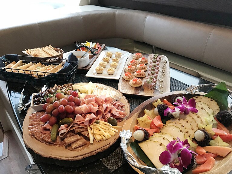 フルーツやカナッペも用意されている。