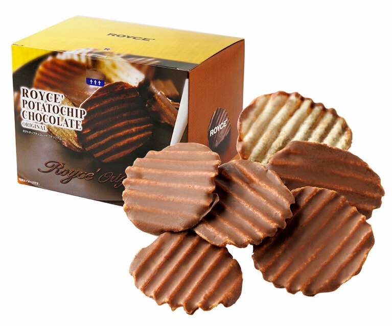 禁断の組み合わせ。ポテトチップの片面に口どけのよいチョコレートをコーティング。「ポテトチップチョコレート［オリジナル］」190g 864円／ROYCE'