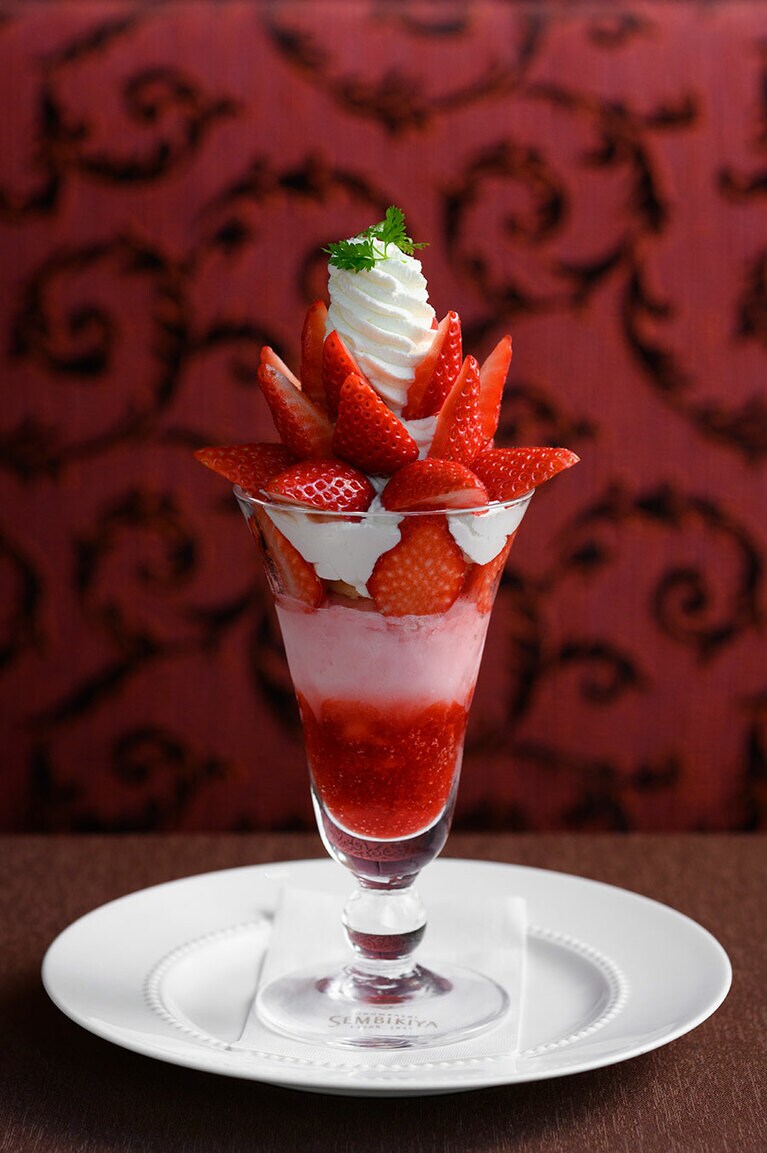 クイーンストロベリーパフェ 3,190円。
