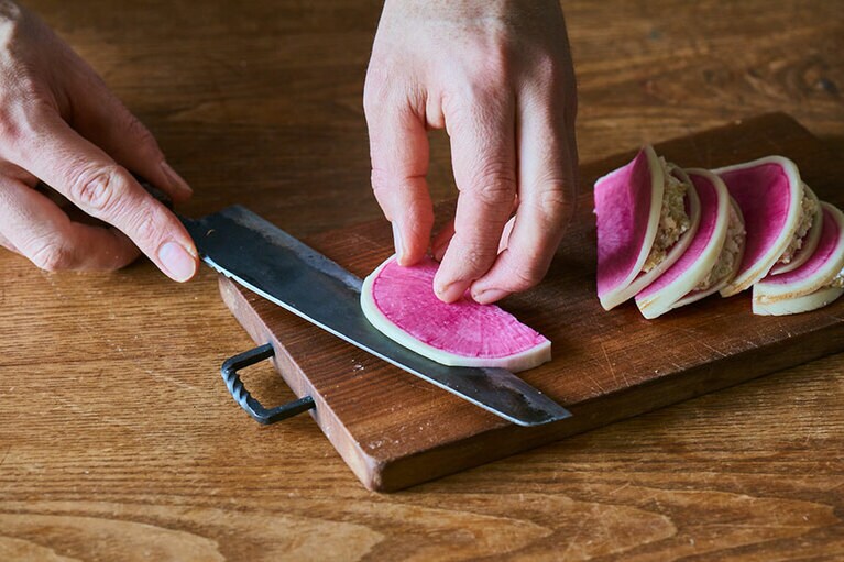 カラフル大根の味噌チーズサンド。