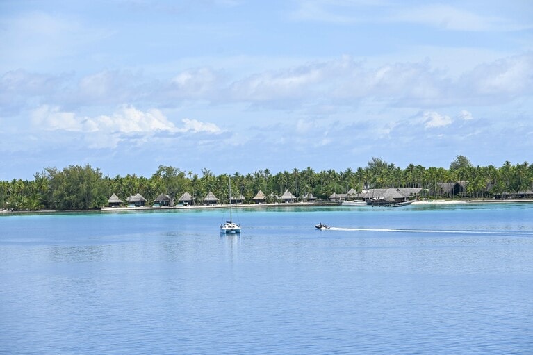 鏡のように穏やかな海面のランギロア島。それが数時間後には……。
