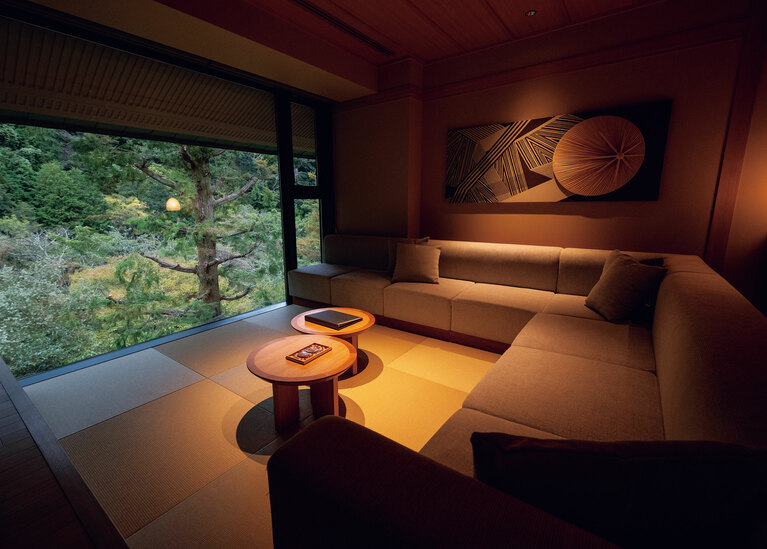 大きなピクチャーウィンドウの向こうは湯坂山の大自然。