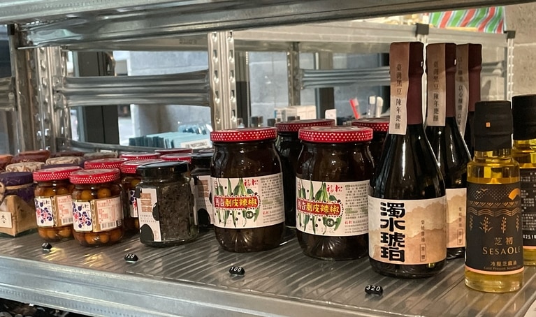 スローさんお気に入りの調味料が並べられたコーナー。