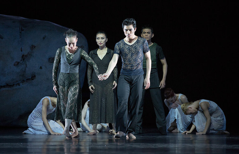 オデットの継母と従者たちを前に力を失う白鳥たち。 ©Gert Weigelt