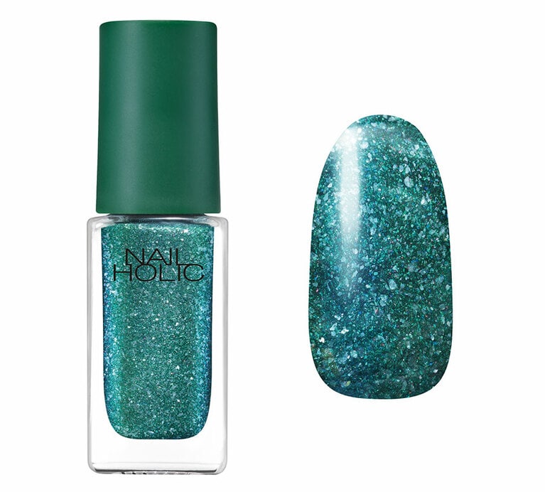 GR732。色名は“12月25日”。シルバーパール入りと、グリーンのパールも効いているクールなカラー。