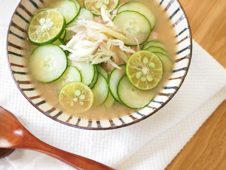 きゅうりの上にすだち、みょうがを飾って完成。