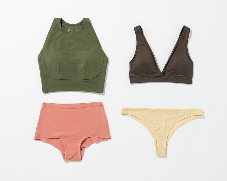 （左）オーガニックコットンハイネッククロップトップ 8,250円、オーガニックコットンショーツ 3,300円／ヘーゼル（エンピーアール）、（右）ウールブラ（くり）10,450円、ウールブラジリアンショーツ（えごま）5,610円／ナエンシィス（エンピーアール）