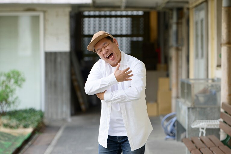 「愛犬を抱きしめる僕」