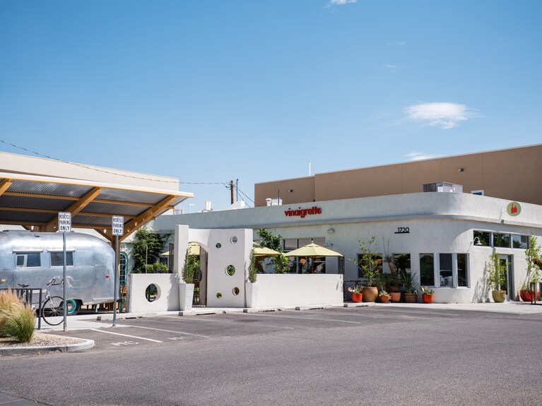 心地よい空間でヘルシーかつ満足感いっぱいのサラダを味わえる「ヴィネグレット」。