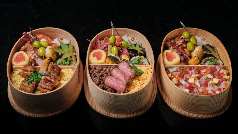 バラエティ豊富な３種の駅弁。「博多曲物」は関東では曲げわっぱと呼ばれ、金属類を一切使わずに作られる。