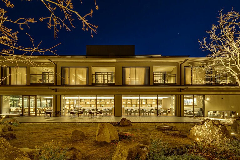 日本庭園側のホテル外観。