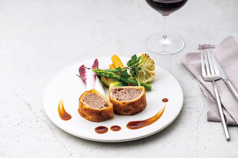 ホテルオークラ「黒毛和牛ビーフパイ」150g×2個、マデラソース50g×2個　eギフト 5,000円／カード 5,900円