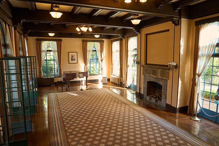 高い格天井に暖炉を構えたリビングルームは、なんと48畳。当時、どのように使用されていたかは不明なのだとか。