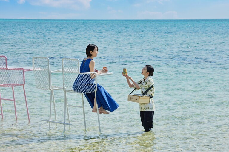 波の音が心地よいカウンター席で、絶景とともにクラフトビールを楽しむ。運がよければ、「ハッピーデリバリー」でご当地クラフトビールが届けられる。