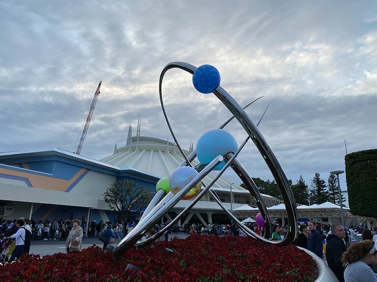 この未来っぽいモチーフを眺めながらビールを飲むのもまた一興。