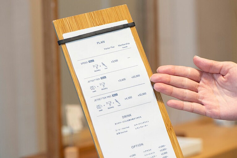 基本のジェットセッタープランは「シャンプー＋ドライ」(30分)。その他オプションでトリートメント(3,000円～)やヘッドマッサージ(500円～)なども可能です。