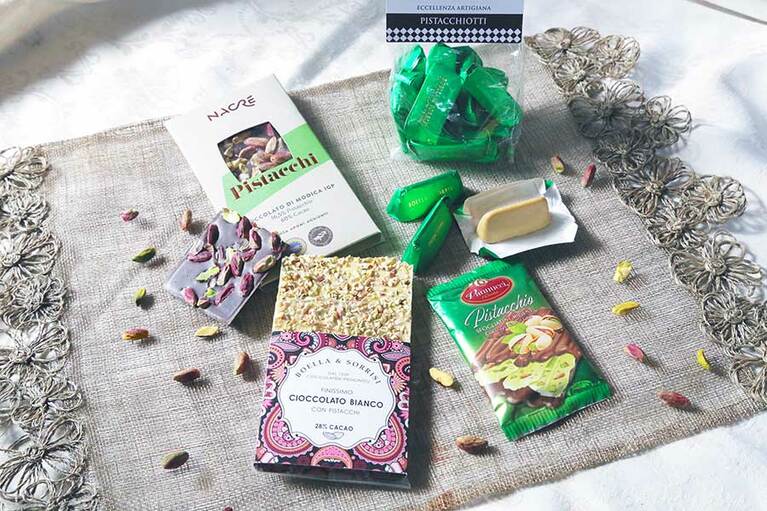 左上から：NACRE「ピスタチオ」1,200円、BOELLA&SORRISI「ピスタチオ ジャンドゥイオッティ」1,600円、VANNUCCI 「ミニバーピスタチオ」600円、BOELLA&SORRISI「ピスタチオホワイトチョコバー」1,300円。