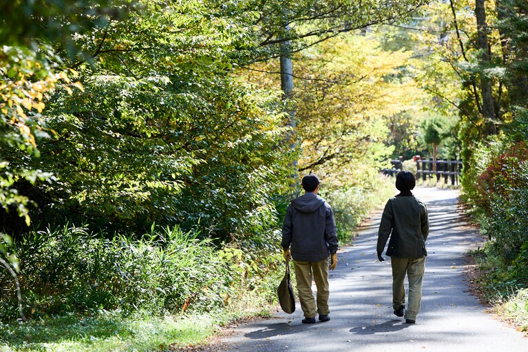 のんびりと山道を散歩。都会では考えられない贅沢が、そこにはある。