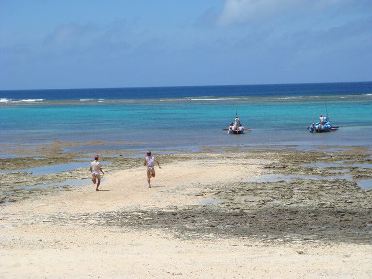 旧暦6月に行われる黒島豊年祭。集落対抗のハーリー船競争は観光客も見物OK。©︎黒島研究所