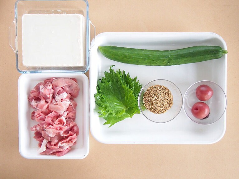 【材料(4人前)】きゅうり：1本／豚小間切れ肉：200g／絹ごし豆腐：1丁／カリカリ梅：2～3個／大葉：4枚／白いりごま：大さじ1／米酢：大さじ1