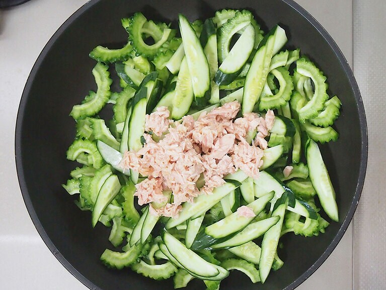 (6) フライパンに(2)のゴーヤ、(3)のきゅうり、ツナ缶を入れて中火で炒めます。