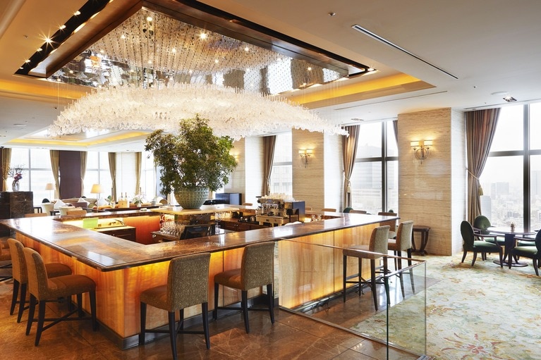アジアの優雅なリゾートを彷彿させる、エレガントなラウンジ＆バー「ザ・ロビーラウンジ」（28階）。東京の上空からの景色とともにアフタヌーンティーが味わえる。