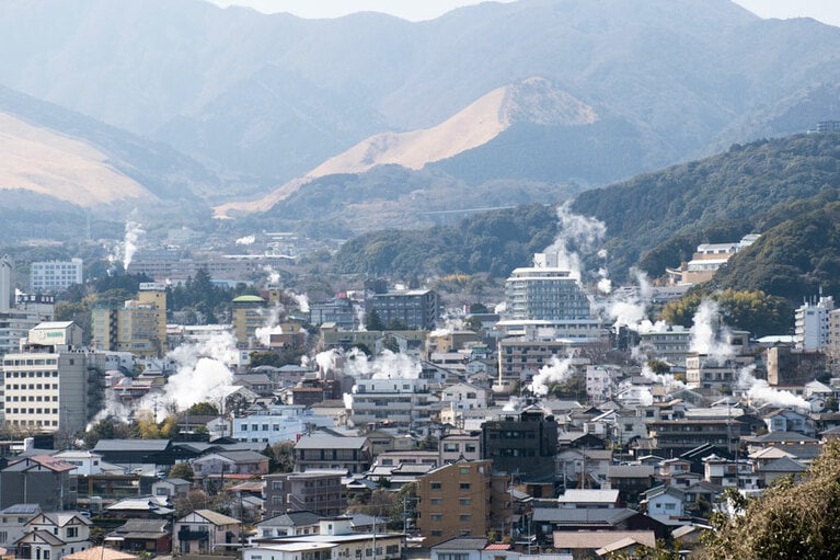 各ホテルや泉源塔から湯けむりが立ち上る様子が一望できる「湯けむり展望台」。