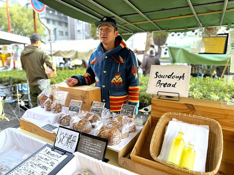自家製酵母のパンやサンドイッチ、自然栽培の柚子でつくる柚子酢も。／NARABIYA