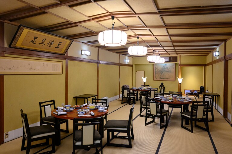 卓袱料理は、夜１名13,200円〜、昼4,620円〜でそれぞれ複数のコースを用意している。