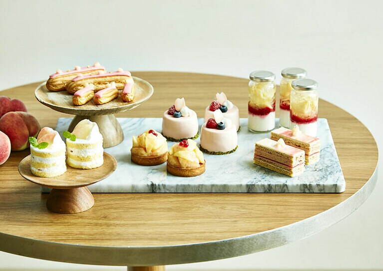 なお、ホテル1階のペストリー ショップでは、旬のピーチやフレッシュフルーツをふんだんに使ったスイーツをテイクアウト可能。