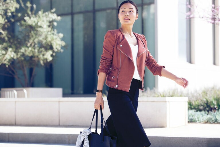 歩数の測定以外にもランニングやヨガなど、15種類以上のエクササイズモードからメニューを選択でき、目標を設定してデータをリアルタイムでチェックできます。