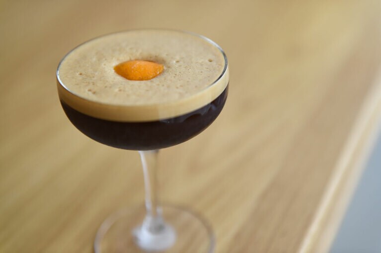 「№5」1,300円。コクのあるエスプレッソマティーニにオレンジの香りをまとわせて軽やかに。