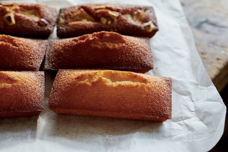 ラトリエ ヒロ ワキサカの「フィナンシェ ナチュール」220円、「フィナンシェ エラブル」200円、「フィナンシェ ポム キャラメル」240円。Baked by Hiroyuki Wakisaka。