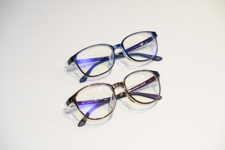 ブルーライトカット率約50％のレンズを搭載した「Zoff PROTECT 2WAY PC」。（上）「ZN261P02_72A1」8,800円、（下）「ZN261P01_42A」8,800円。