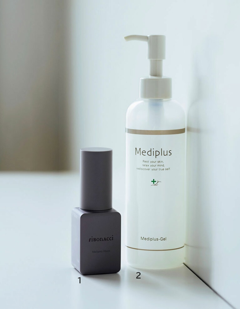 1：オゾン化グリセリンを高配合。肌に潤おいを与えながらメラニンを安全に分解し、顔全体のくすみを一掃。敏感肌でも使用できる低刺激処方。フィボナッチ メラノハント 30mL 9,900円／メディプラス製薬 2：保湿成分で知られるグリセリンをオゾネーション化。角質内部のセラミドやNMFなどに直接アプローチし、ゆらぎのない肌に。メディプラスゲル 180g 4,400円／メディプラス