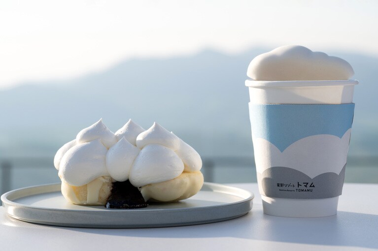 「雲ケーキ」1,000円、「雲海コーヒー」600円。