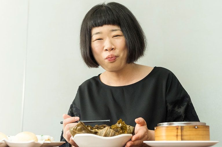 「蓮の葉ちまき」を本当に気に入った伊藤さん。まさに至福！ といった表情がかわいらしいです。