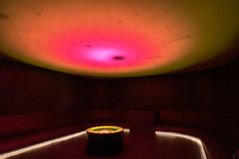 天井に映し出される揺れる波のような光。28℃のゆるやかな温度設定で、ただそこにいるだけで深呼吸したくなるような空間です。