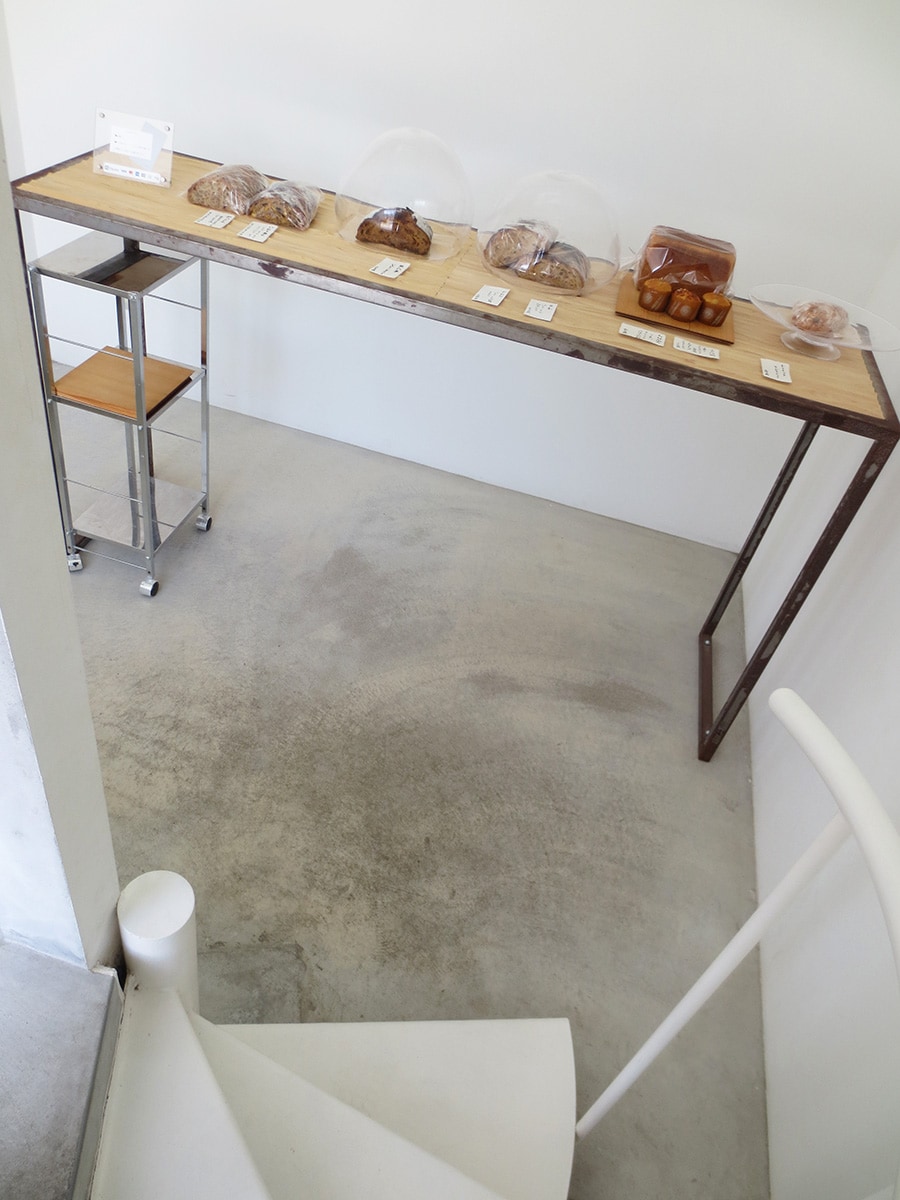 吹き抜けの空間にパンが並ぶ店内。