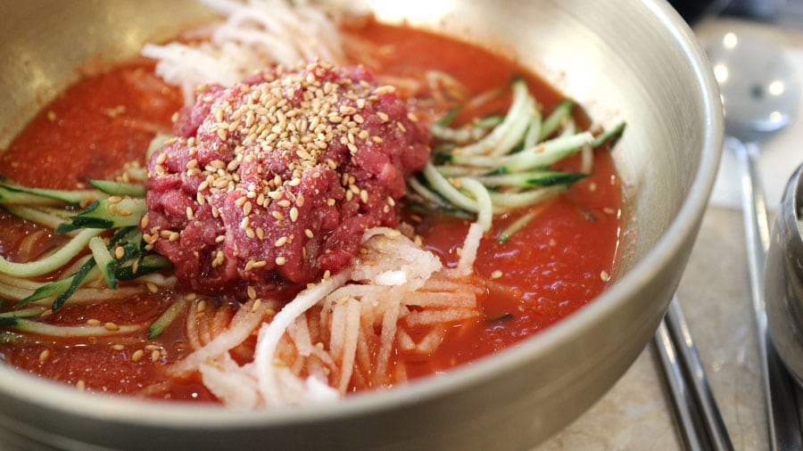 韓牛ユッケムルフェ14,000ウォン。食べている間にスープが薄まらないように氷はスープを凍らしたもの。