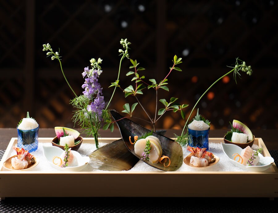 知多半島で獲れた新鮮魚介を中心にした、京懐石ベースの夕食も贅沢。