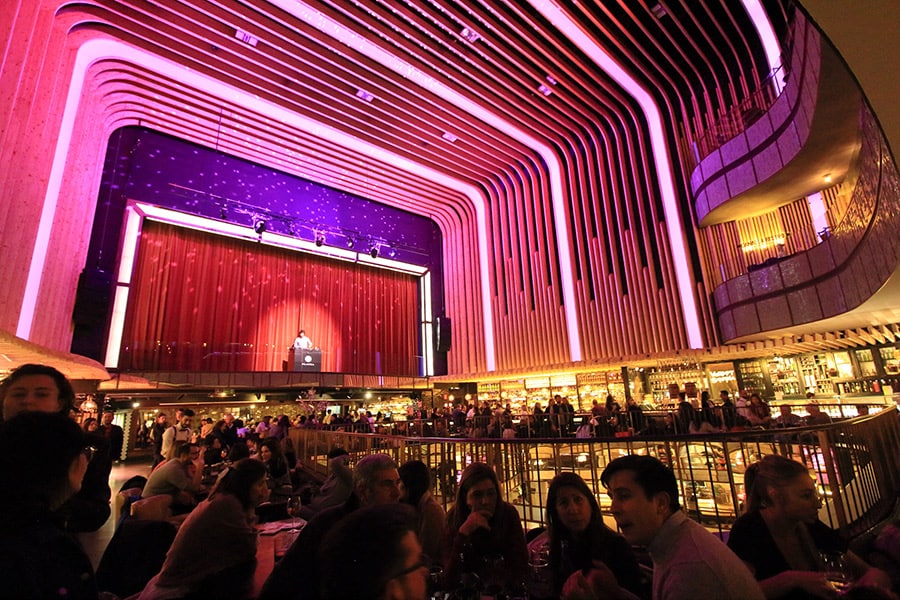 天井の高さはもと大型映画館ならでは。ステージではDJが軽快な音楽を流している。
