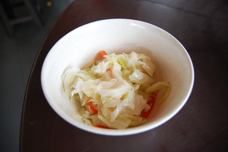 白菜の炒めもの。塩とにんにくで炒めたシンプルな味つけで、箸休めにぴったり。