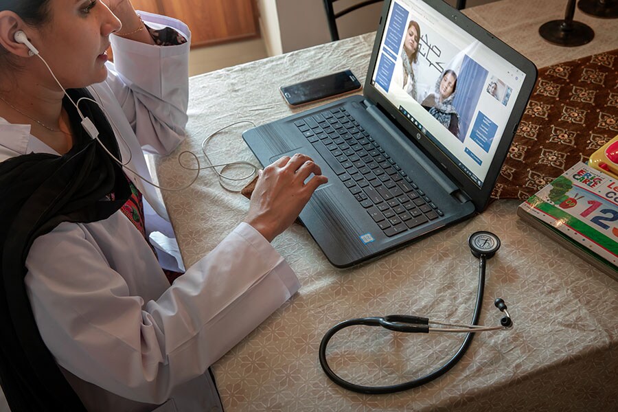「eクリニック」サービスでは、在宅の女性医師がオンラインで患者にアドバイス。患者の地域の看護師がそれを支援する。©Rolex/Reto Albertalli