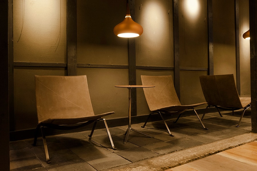 茶屋のラウンジには、ポール・ケアホルムがデザインした椅子の名作PK22が！　座り心地抜群で、時がたつのを忘れそう。