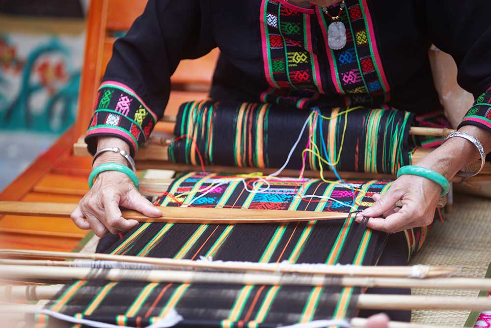 2000年以上の歴史を持つ“中国最古の織物”として、ユネスコの無形文化遺産にも指定されている、黎族の「黎錦」(織物・繍)をはじめ、クオリティの高い民芸品がたくさんある。