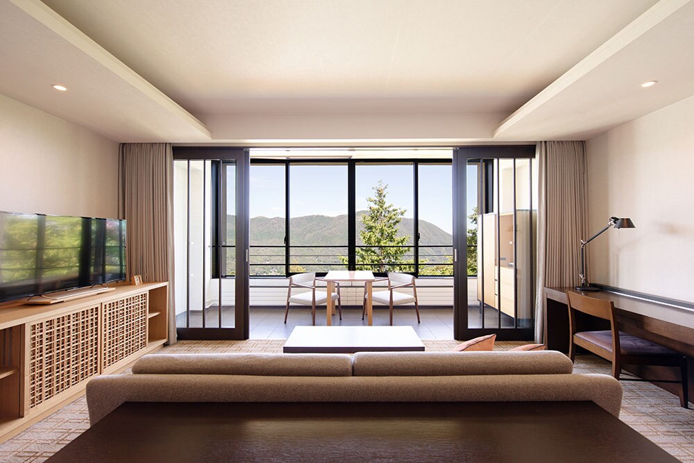 ゆとりある空間で心が解放される「デラックスツインルーム」には、箱根の山々を望むタイプも。